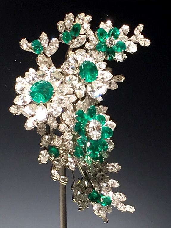 写真2：「トレンブラン」ブローチ プラチナ、サファイヤ、ダイヤモンド 1960年 エリザベス・テイラー コレクション